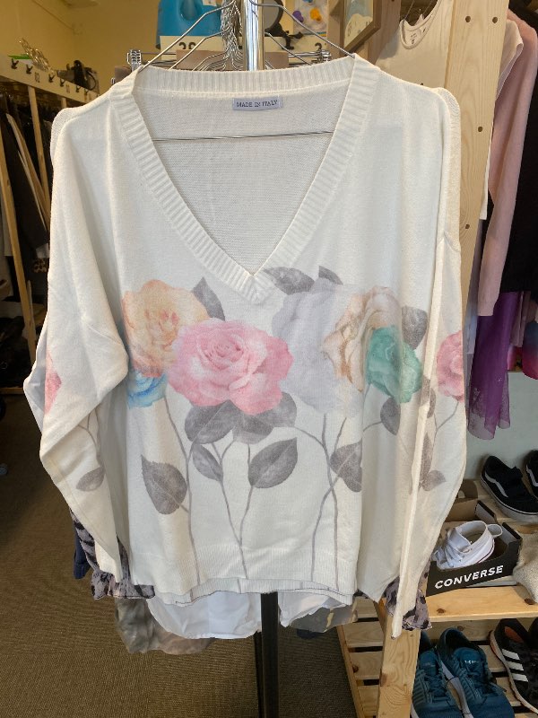 Vit tröja med  blommor