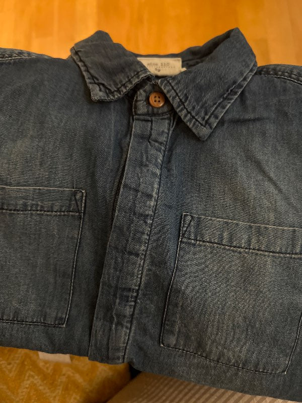 En Fant jeansskjorta