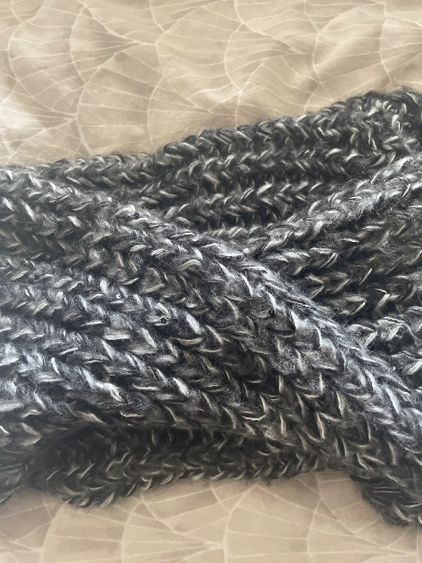 Gråmönstrad halskrage