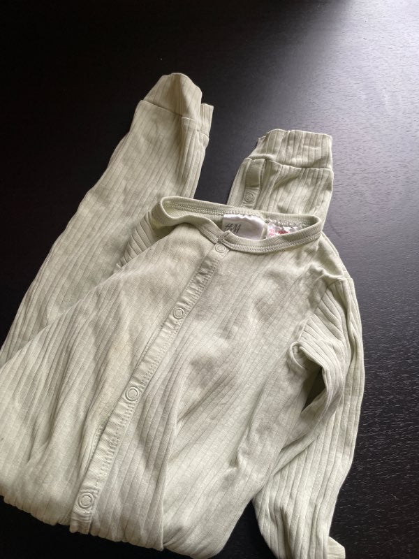 Ribbad grön pyjamas 80