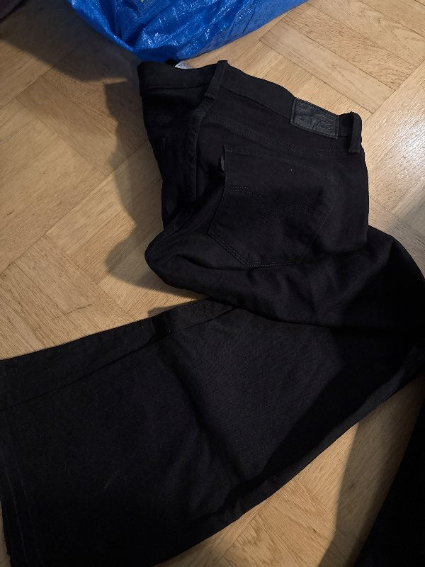 Svarta bootcut Levis