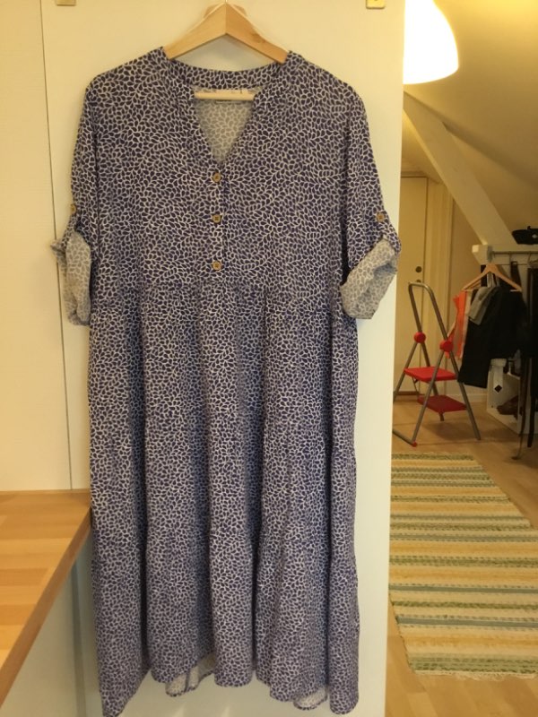 Isolde Mönstrad blå klänning