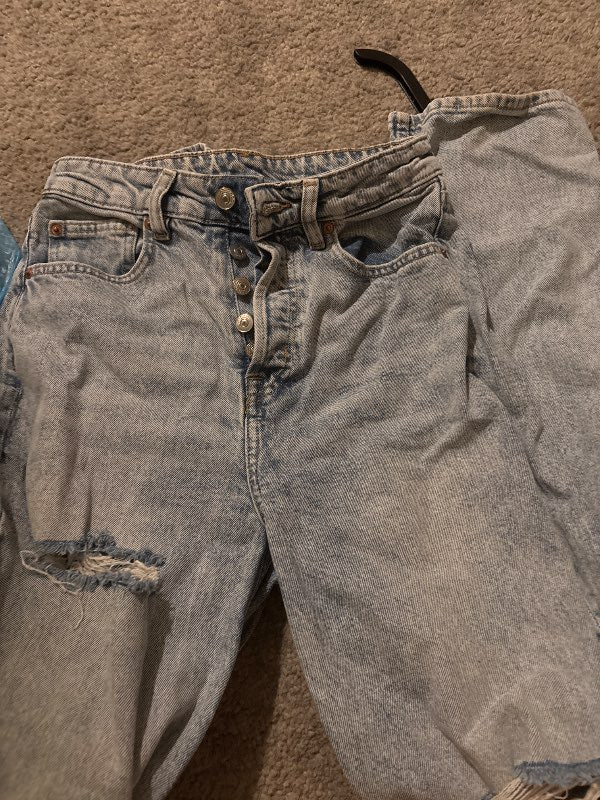 Ljusblå jeans med hål