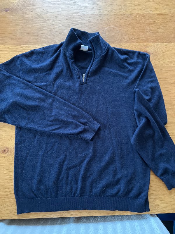 Stickad mörkblå tröja