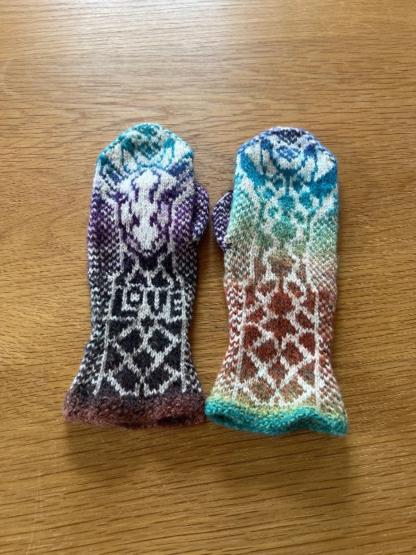 Hem stickade vantar giraff