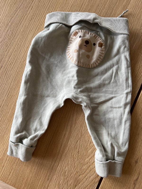 Gröna byxor med tryck