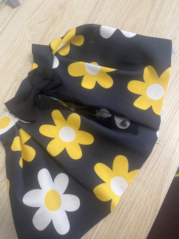 Svart kjol med gula blommor