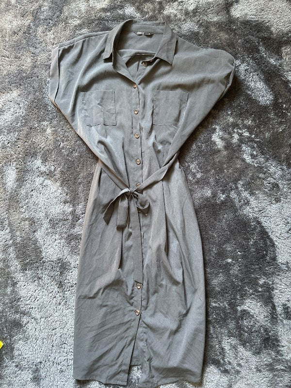 Grå kortärmad klänning Only