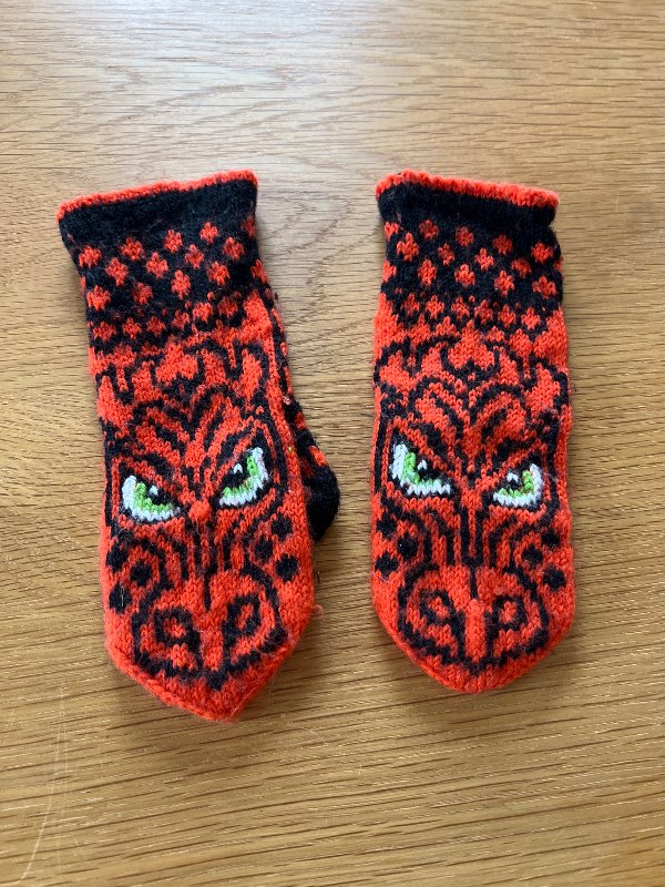 Hem stickade vantar drake