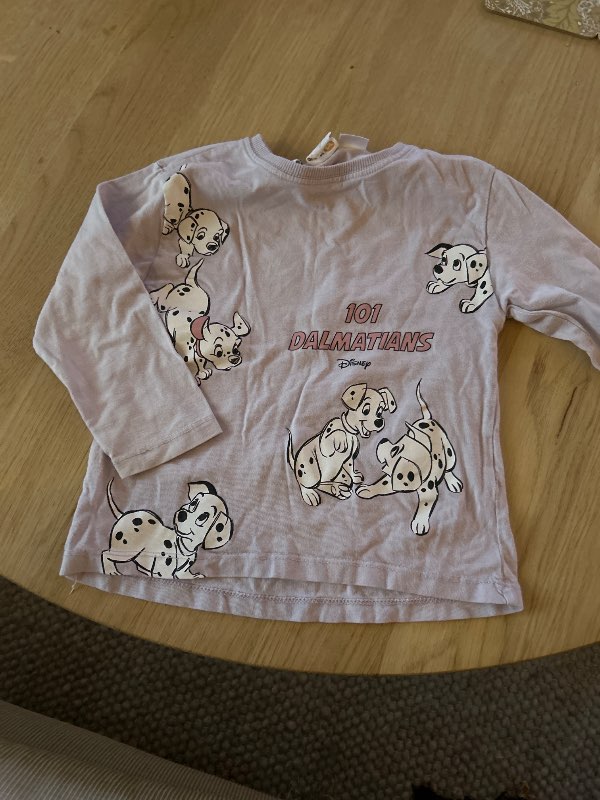 Lila tröja med dalmatiner