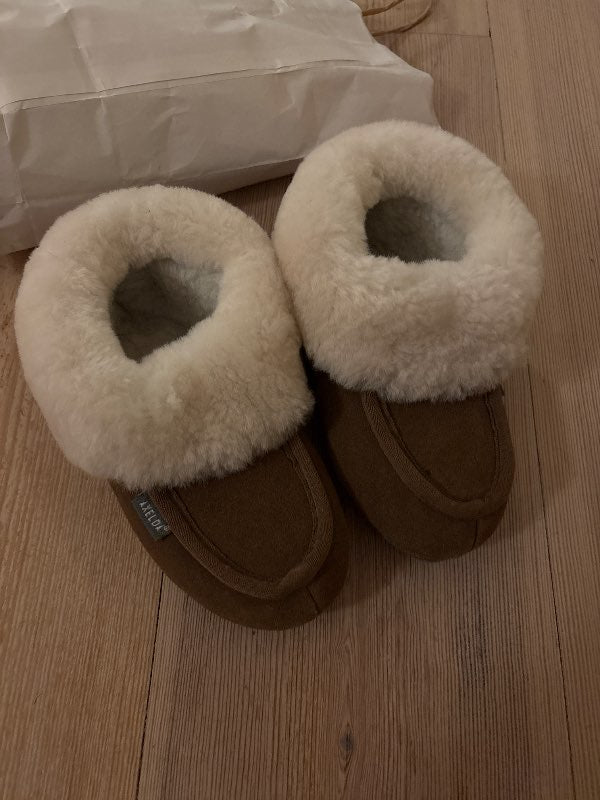 Axelda fårskinnstofflor