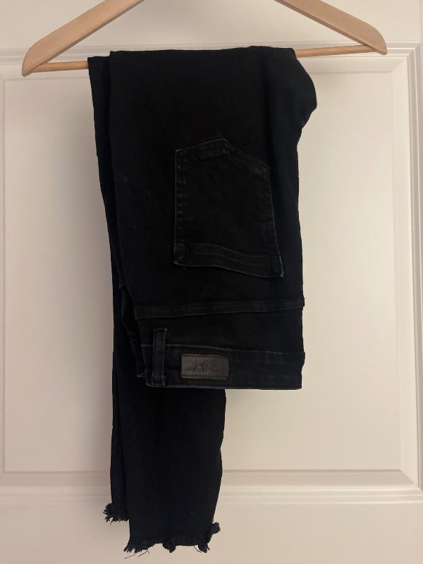 Svarta stuprörsjeans