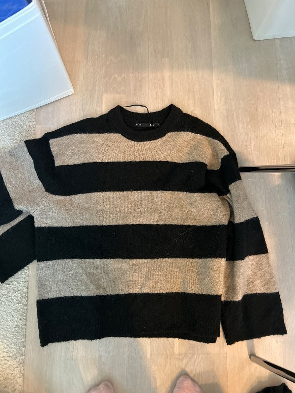 Stickad tröja svart/beige