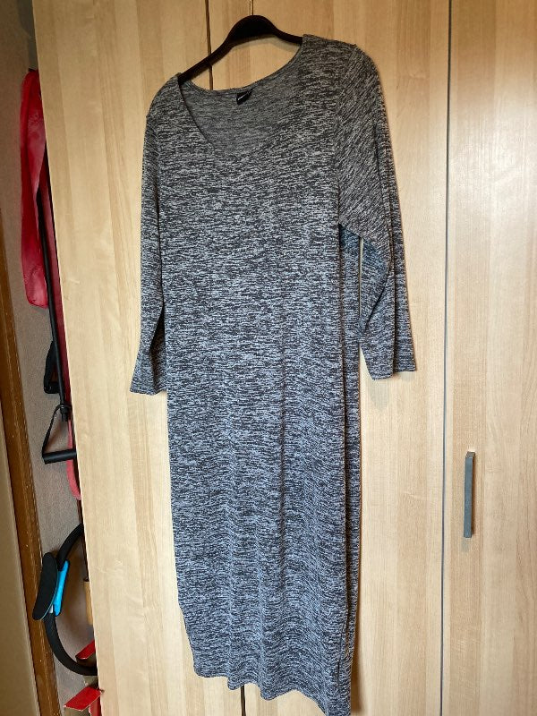 Grå lång klänning