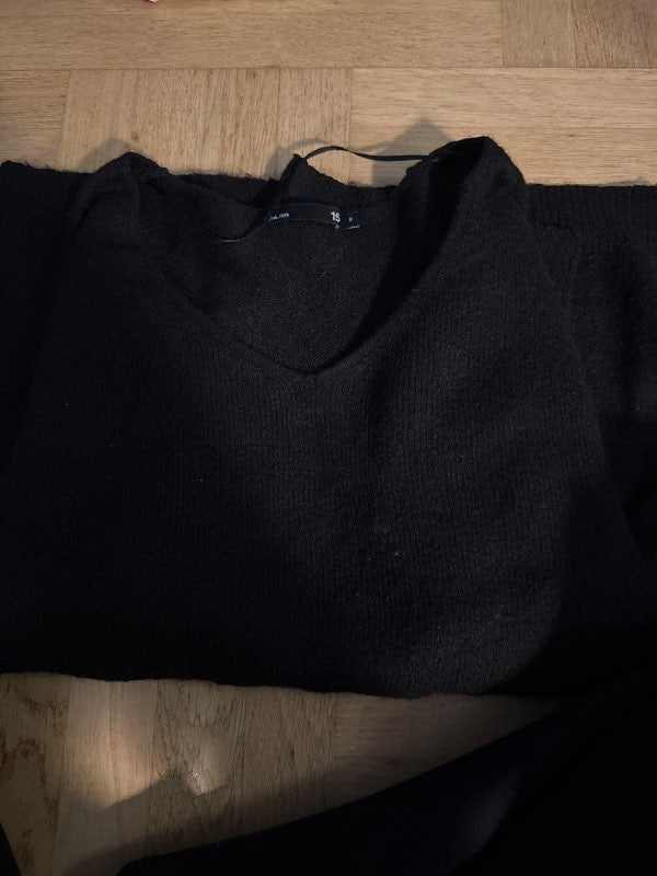 Stickad tröja svart