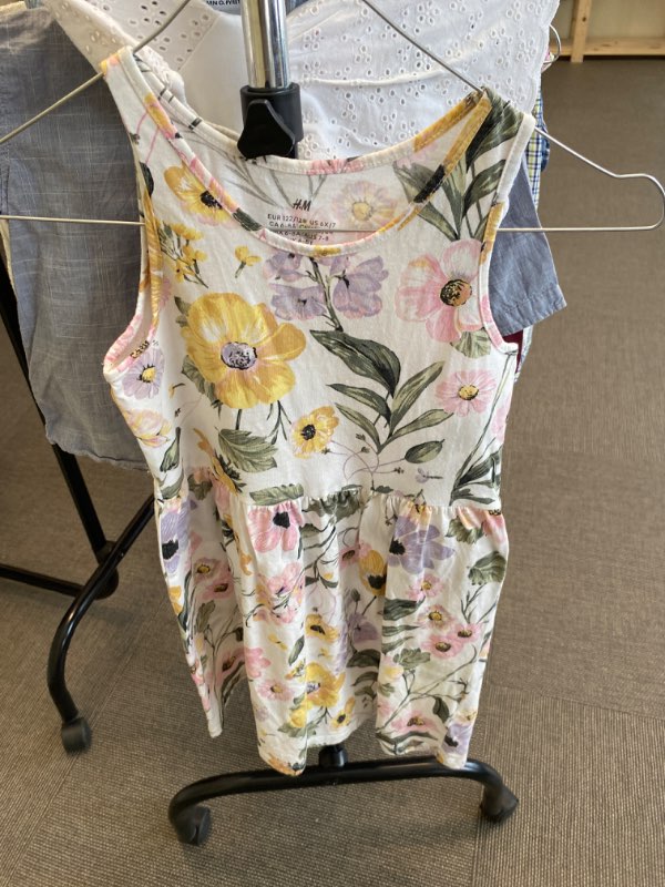 Vit blommig klänning